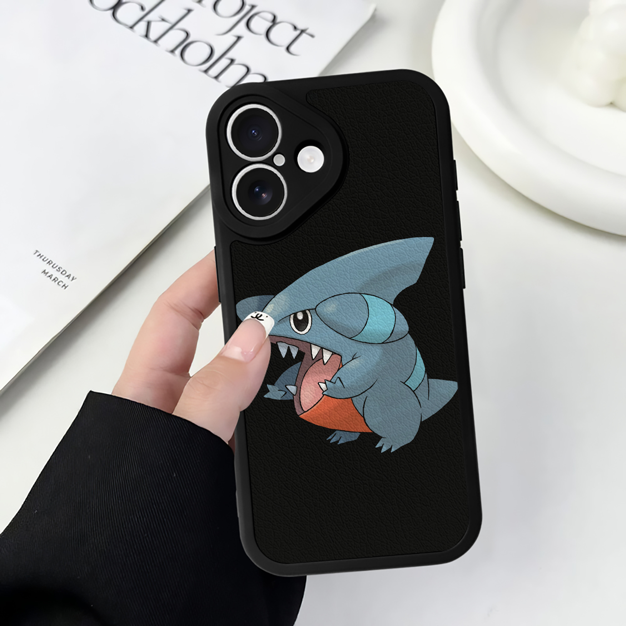 （画像用） ポケットモンスター Pokémon 【iPhone 16シリーズ対応】シリコンスマホケース（レザー調） 材質：シリコン